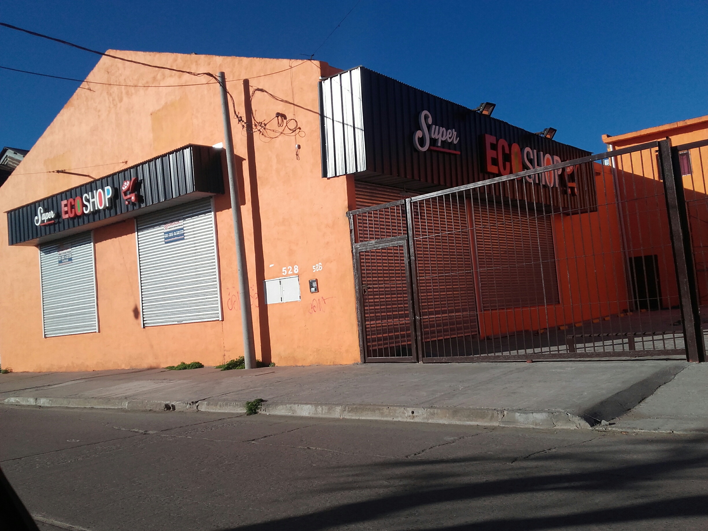 En horas del mediodía de este martes 12 de marzo fueron demoradas dos jóvenes de 14 y 16 años, quienes momentos antes intentaron robar una botella de vodka del supermercado de calle Yrigoyen casi Escribano.