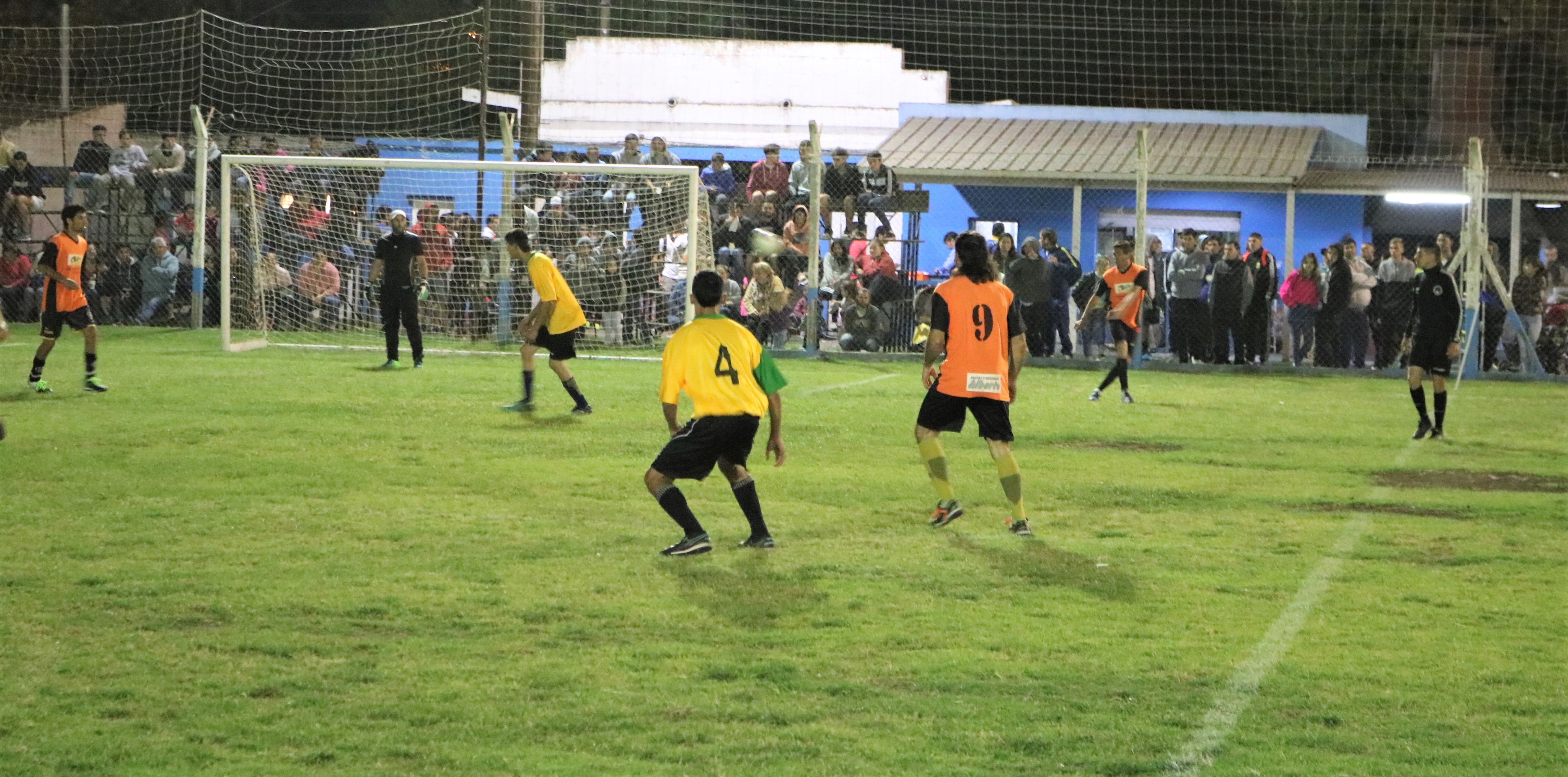La Copa “Automotores Avenida” arrancó este miércoles con un lleno total en las tribunas y en todas las instalaciones del Club Deportivo Chascomús, demostrando que el Nocturno del Depor es sin duda el más tradicional de todos y el que junta a familias, amigos y amantes del fútbol.
