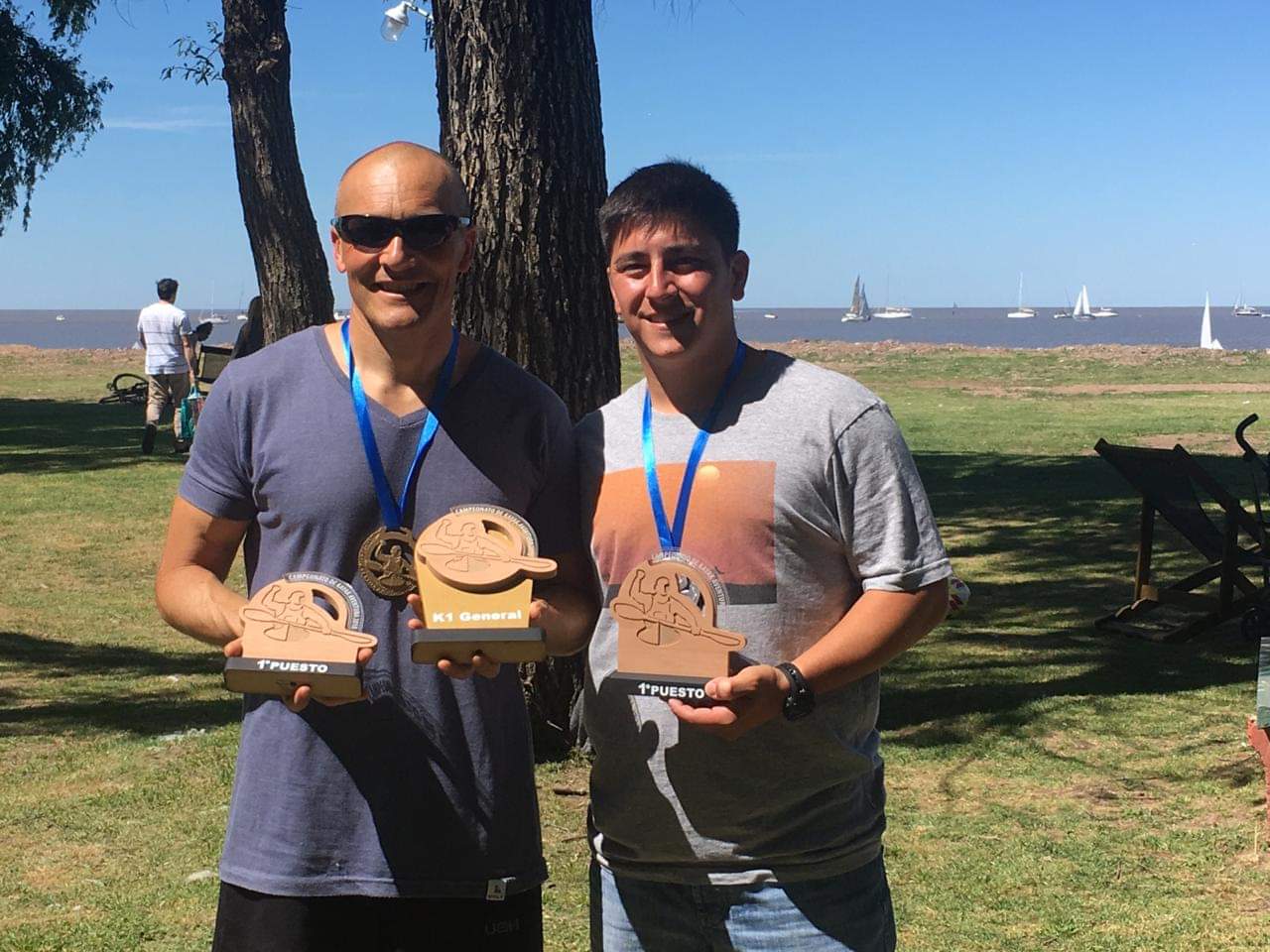 El pasado domingo 4 de noviembre se disputó la cuarta fecha del Campeonato de Kayak Aventura 2018. Organizada por el Club de Veleros San Isidro, la competencia tuvo excelentes resultados para los representantes del Club de Regatas Chascomús, Javier Míguez y Sergio Tevez.