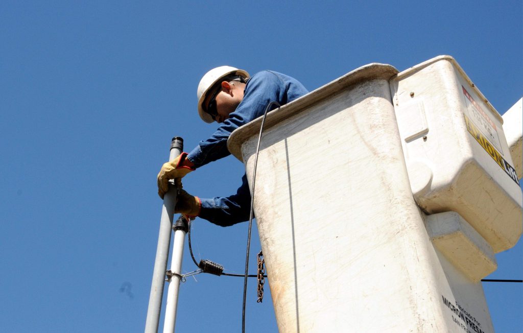 Desde la empresa EDEA se informó que para la realización de trabajos de mejoras en su red eléctrica, el próximo miércoles 14 de noviembre procederá a suspender el suministro de energía en las siguientes zonas y horarios: