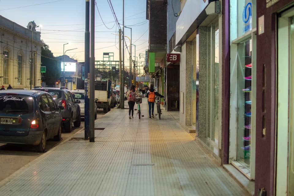 La Dirección de Turismo municipal y la Cámara de Comercio acordaron que este viernes 18 de octubre, la calle principal céntrica se transforme por unas horas en peatonal.