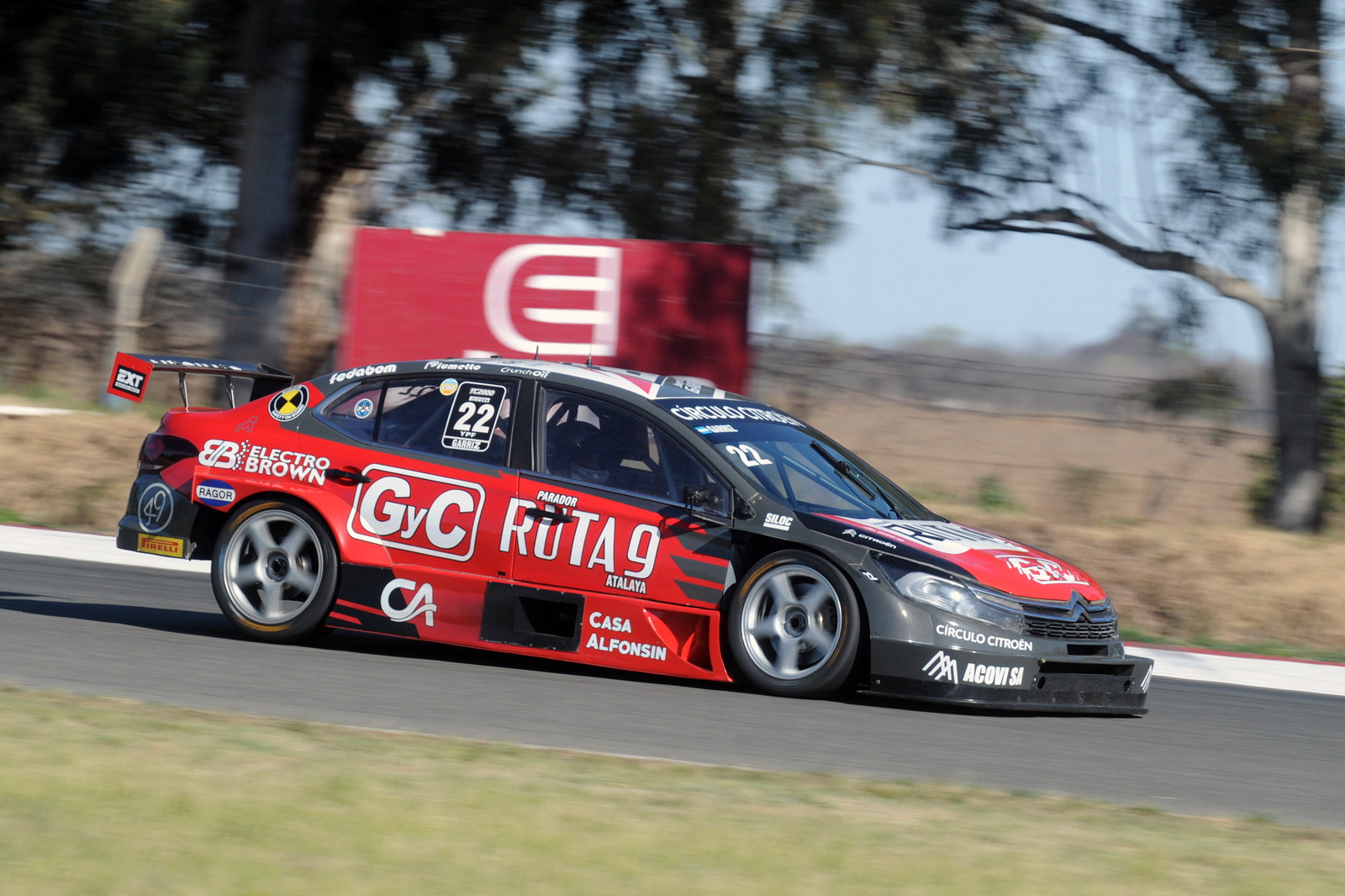 Nicolás Moscardini y el Fluence del Ambrogio Racing se impusieron de punta a punta en la carrera del TC2000 en el autódromo Parque Ciudad de Río Cuarto, escenario de la novena fecha de la temporada. Juan José Gárriz (Citroën Total Racing Team PSG) y Rodrigo Lugón (Ambrogio Racing) completaron el podio.