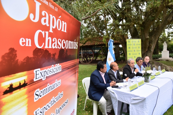 En horas del mediodía del jueves 14 de marzo, acompañado por miembros de la Fundación Argentino Japonesa, el intendente Javier Gastón presentó formalmente el evento Japón en Chascomús que se desarrollará el 23 y 24 de marzo y que tiene el objetivo de difundir la cultura oriental y que contará con la participación el embajador Noriteru Fukushima.