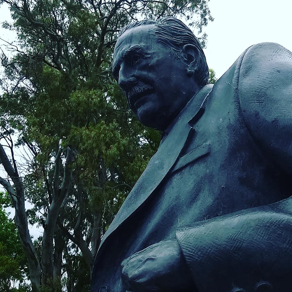 En la primera sesión ordinaria del Concejo Deliberante, llevada a cabo este jueves 14 de marzo, se aprobó que en la Plazoleta del Bicentenario se emplace una escultura de Raúl Alfonsín, para la cual se creará una comisión para llevar adelante el emprendimiento y se solventará la construcción con una suscripción vecinal.