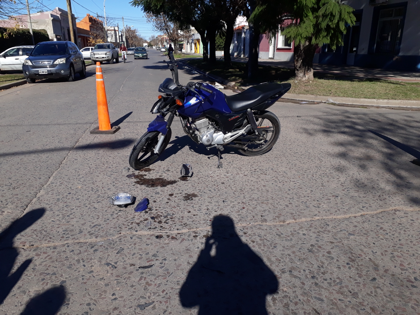 Un accidente se produjo en horas del mediodía de este sábado 8 de junio en la esquina de Chacabuco y Alvear, protagonizado por moto y un auto.
