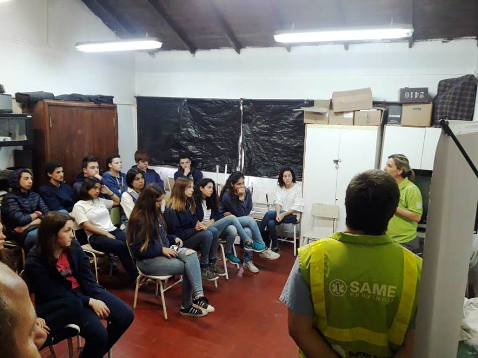 El pasado lunes 5 de noviembre, personal del Servicio de Emergencias dependiente de la Secretaría de Salud realizó charlas informativas con práctica de RCP (Reanimación Cardiopulmonar) y Primeros Auxilios dirigidas a los alumnos de 4° año de las divisiones A, B y C de la Escuela Municipal N° 2.