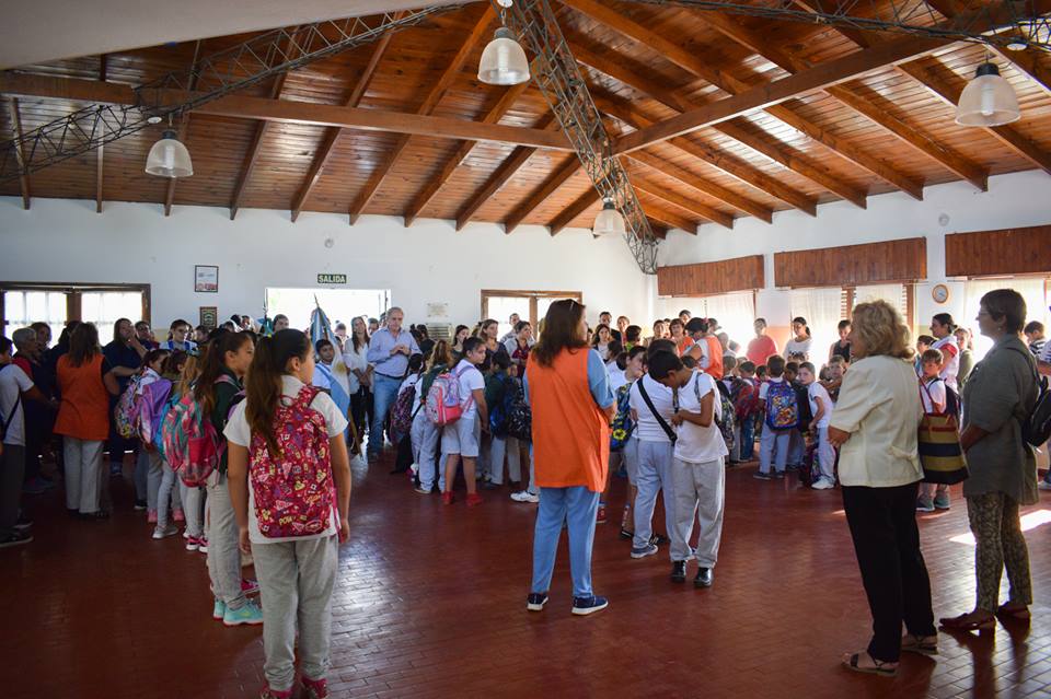 En el marco del inicio de clases, el intendente Javier Gastón, acompañado por la secretaria de Desarrollo Social, Fernanda Sallenave y la directora de Educación Municipal, Laura Bigatti, se hizo presente en la Escuela Municipal Nº 3 “Federico W. Gándara”, donde también se inauguraron las nuevas instalaciones de la cocina. Allí se prepara la comida para los 150 alumnos que asisten diariamente al establecimiento.