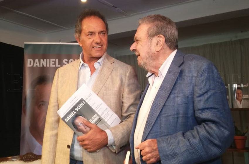 Con epicentro en la ciudad de Mar del Plaza, el ex gobernador de la provincia de Buenos Aires, Daniel Scioli, lanzó su producción en compañía de distintos referentes del campo nacional y popular. “El otro camino”, que recorre en una serie de conversaciones con el escritor y periodista Rubén Tizziani, su trayectoria política y su experiencia como deportista, con anécdotas y descripciones inéditas, y su visión del futuro del país, con propuestas que resume justamente con el nombre de la publicación.