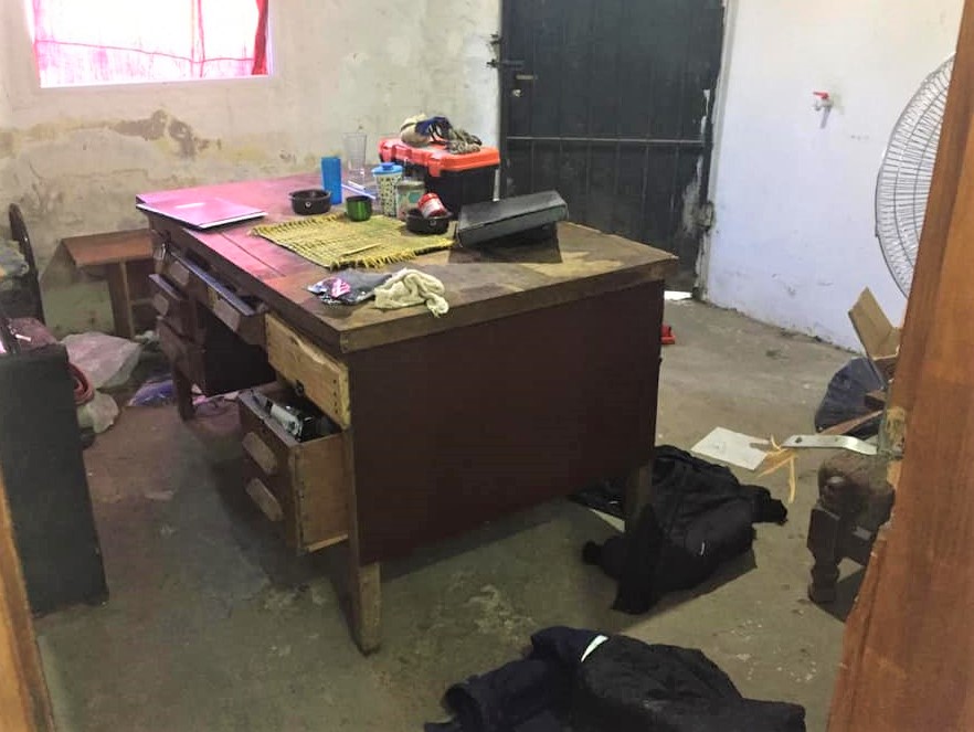 Según se supo, el hecho se habría producido durante el corte de luz que afectó a la ciudad el día jueves y cuando en la jornada del viernes llegó la capataz y se encontró con que habían ingresado al lugar tras forzar una reja de una ventana.