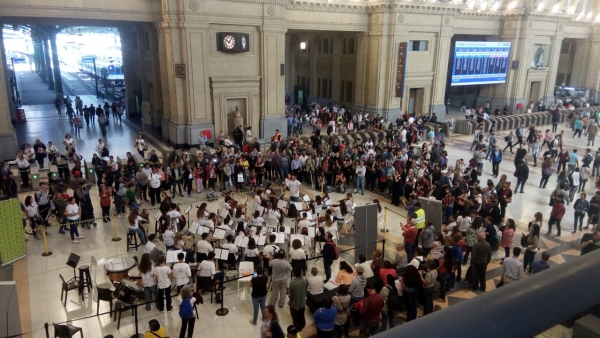 En la mañana del martes 9 de abril, las chicas y chicos de la Orquesta Escuela fueron los protagonistas de un concierto que atrajo todas las miradas y emocionó a cada persona que transitó por la estación de trenes de Constitución en Capital Federal.