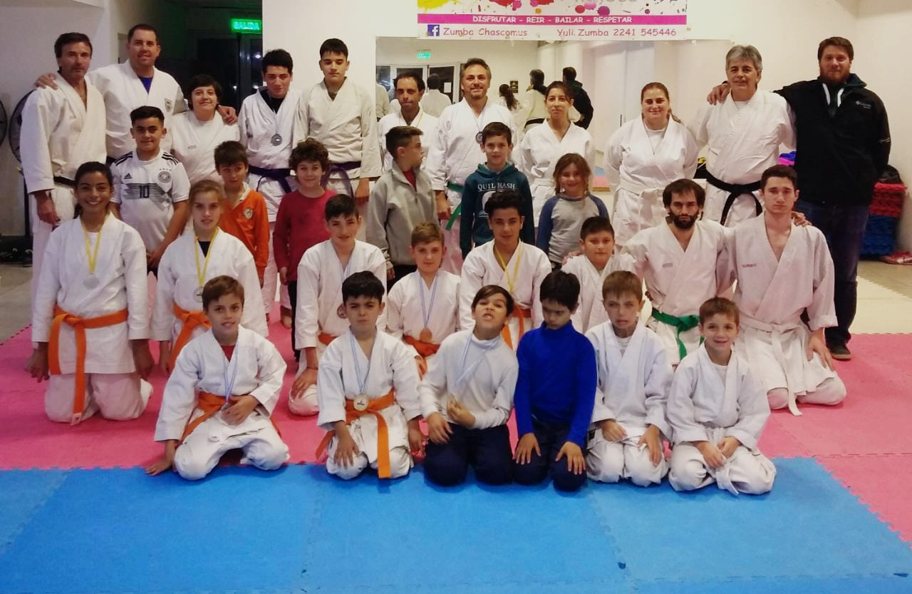 El pasado domingo 26 de mayo los karatekas locales a cargo del Sensei Sergio Aldas se dieron cita para disputar la primera fecha del torneo Metropolitano, cuya sede fue el emblemático Barracas Club Social Santa Lucía, Hombu Dojo (Dojo Central) del Sensei Ricardo López Correa.