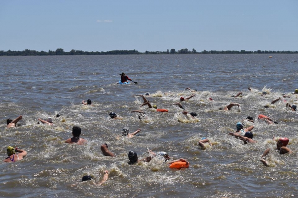 El sábado 24 de noviembre se disputó en aguas de nuestra laguna la primera fecha del circuito de natación denominada “Aguas Abiertas” en la que se disputan las copas “Omar-Ñato-Ledesma” para los caballeros y “Teresita Newton” para la categoría damas.
