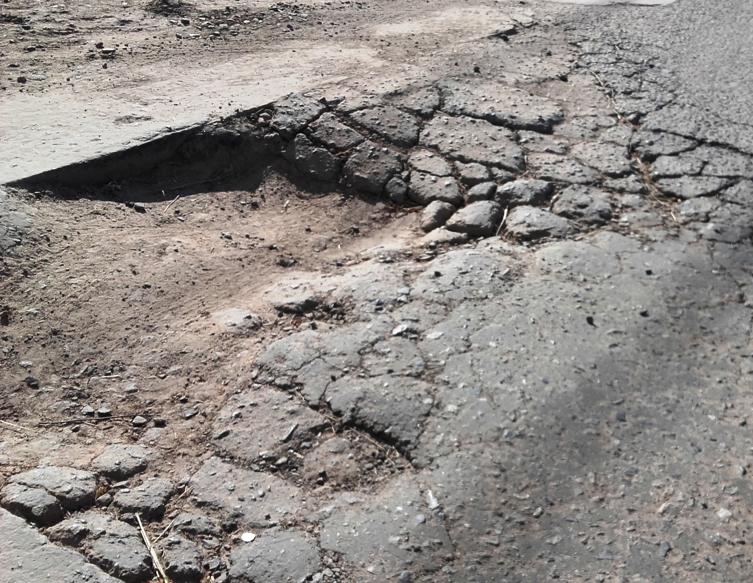 Vecinos del barrio 139 Viviendas, hicieron llegar el reclamo a la redacción del diario El Fuerte, donde expresan su preocupación por el olvido del Gobierno municipal a la hora de reparar la gran cantidad de baches que se han ido agrandando con el correr del tiempo.