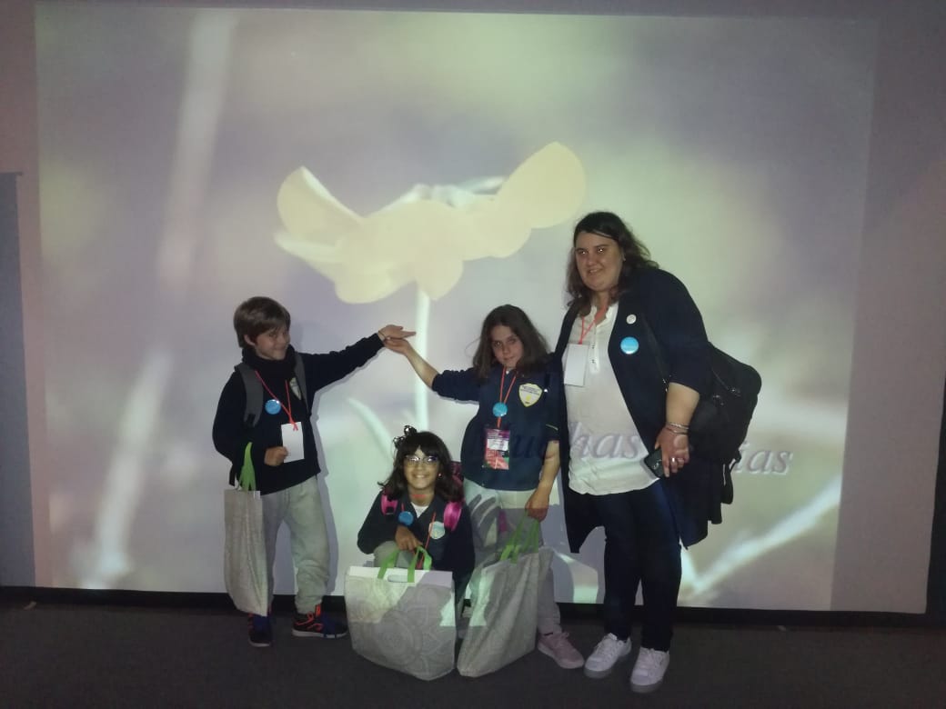 El pasado jueves 17 de octubre, Juan Segundo Almirón Pérez del Cerro, Camila Castagno González y Catalina Calabró, junto a la docente Eugenia Zabaleta, asistieron al IV Encuentro Nacional de Jóvenes Comprometidos con el Medio Ambiente, realizado en el Museo Argentino de Ciencias Naturales Bernardino Rivadavia, CONICET.