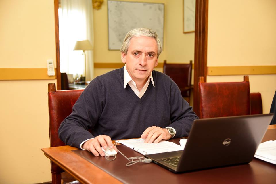 Un nuevo escándalo envuelve al jefe comunal vecinalista/massista Javier “Chapa” Gastón. En esta oportunidad, sospechan que habría gozado de tres trabajos diferentes al mismo tiempo. Es decir, concejal en la Municipalidad, docente bonaerense y presunto ñoqui en la Cámara de Diputados de la provincia de Buenos Aires.