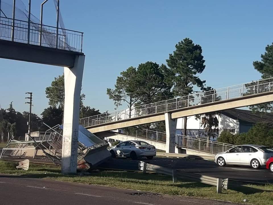 En la mañana de este sábado 5 de enero, un puente peatonal se derrumbó en la Ruta 2 luego de que un camión no calculara bien que sobrepasaba la altura máxima.