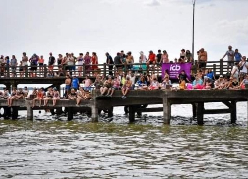 Con más de 750 nadadores inició el circuito de aguas abiertas