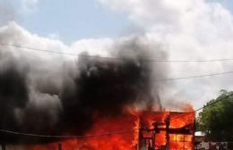 Voraz incendio arrasó una casa en el barrio San Cayetano