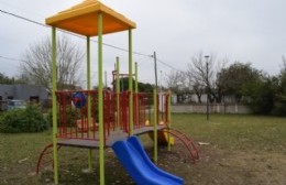 Nuevos juegos infantiles y equipos para ejercicios en las plazas del Gallo Blanco y Comi Pini