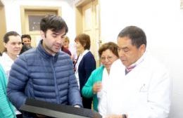 El intendente de Castelli homenajeó al doctor Gamarra del Hospital Municipal