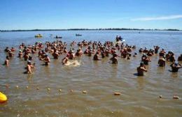 Se corre el tradicional cruce de la laguna a nado