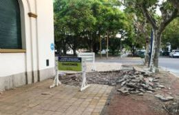 Para evitar algún nuevo tropezón, el "Chapa" arregla la esquina de la Municipalidad
