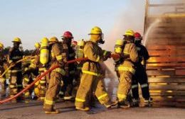 Capacitación de bomberos en el cuartel y en el campo de entrenamiento