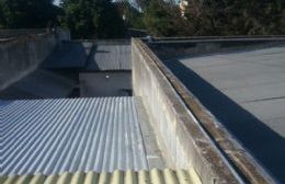 Tareas de impermeabilización sobre los techos del Hospital municipal