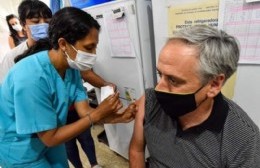 El intendente Gastón se vacunó contra el coronavirus