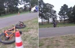 Choque entre bicicleta y moto en el camino costanero