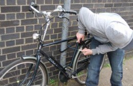 Robaron bici mientras su dueña entró a abrigarse