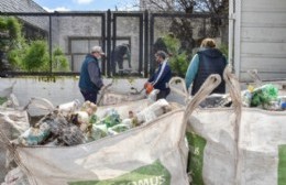 Vecinos de la Escuela Municipal 1 y la Orquesta Escuela recuperaron 1500 kilos de plástico