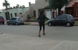 Preocupación de vecinos por una mujer que deambula por calle Belgrano