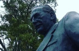 Instalarán una escultura de Alfonsín en la rotonda del Bicentenario