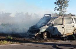 Bomberos sofocaron el incendio de un auto en el Barrio 30 de Mayo