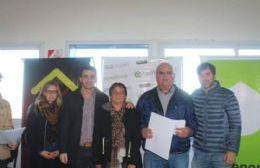 El intendente de Castelli, Francisco Echarren entregó escrituras a 62 familias