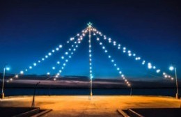 El árbol de Navidad ya se luce en el Muelle de los Pescadores