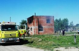 Salida de Bomberos por incendio en una casa de calle Castelar
