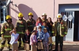 Los bomberos visitaron la Escuela 19 y entregaron regalos a los alumnos