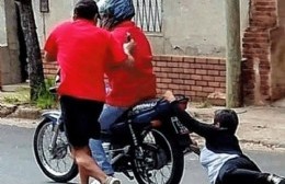 Motochorros le arrancaron la mochila a una ciclista: la hicieron caer y estrellarse contra el suelo