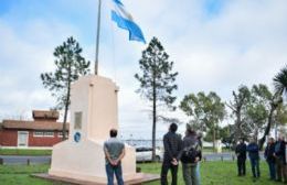 Izamiento de la bandera en homenaje a los soldados caídos en Malvinas