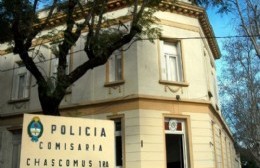 Sujeto detenido tras golpear a su expareja: en el allanamiento dos mujeres golpearon a efectivos policiales