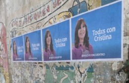 La ciudad empapelada con afiches apoyando a Cristina