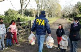 Policía Federal donó alimentos a la escuelita rural del Paraje Adela