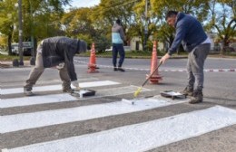 Demarcación de sendas peatonales en la calle Libres del Sur