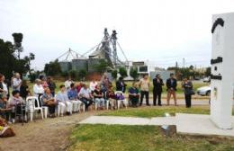 El Club de Leones inauguró el remodelado monolito en el ingreso a la ciudad