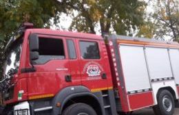 Intervención de bomberos por incendios de auto y de garrafa