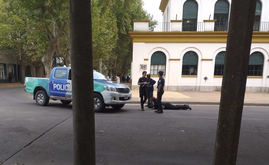 Patrullero atropelló a una mujer en la esquina de la Municipalidad