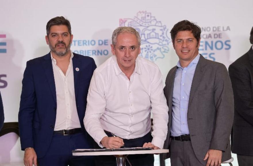 El jefe comunal firmó el convenio junto al gobernador.