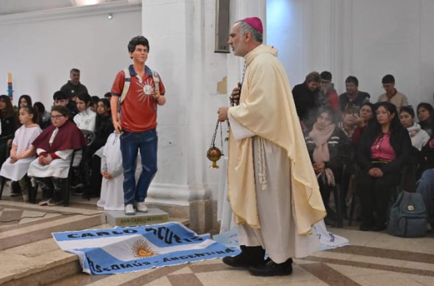Con la Catedral colmada, se entronizó la imagen de Carlo Acutis.